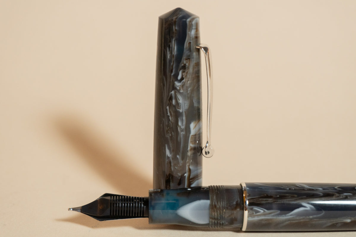 Pre-Owned Leonardo Momento Zero Corno Fountain Pen - Medium