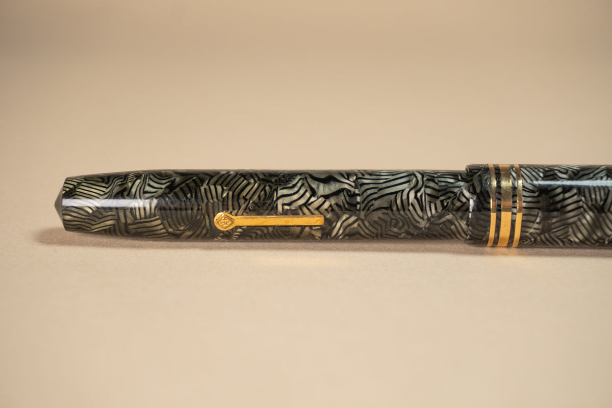 Pre-Owned Conway Stewart 58 Grey Hatch Fountain Pen (Sac Fill)