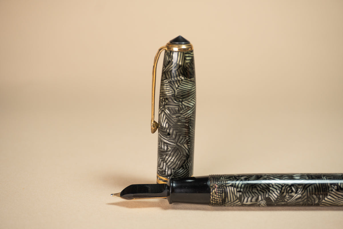 Pre-Owned Conway Stewart 58 Grey Hatch Fountain Pen (Sac Fill)