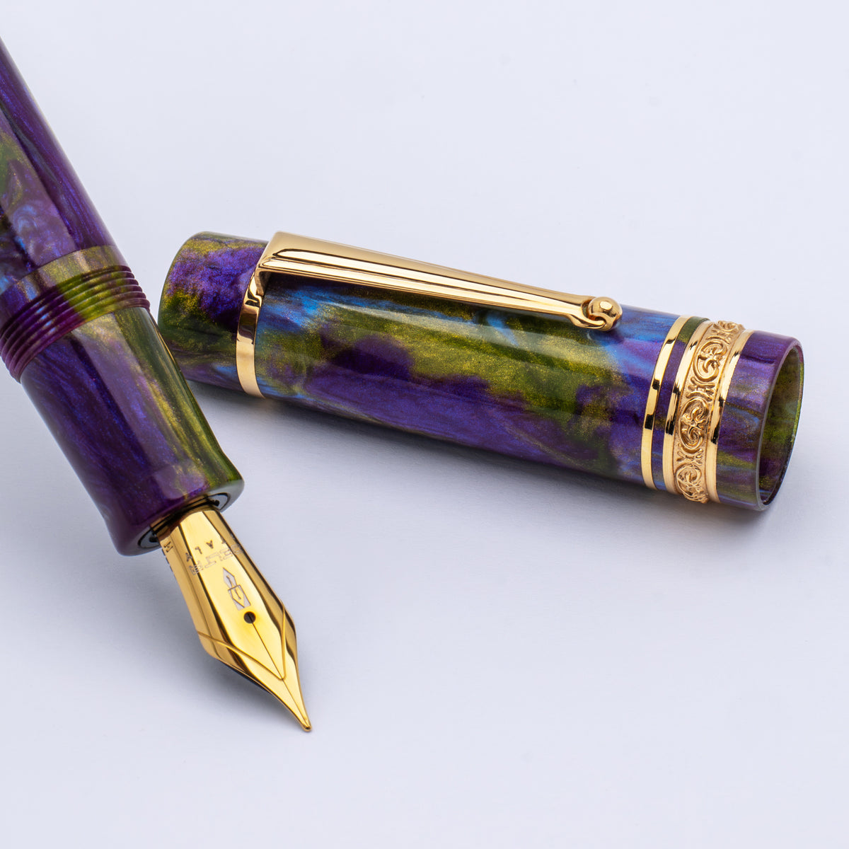 Delta DV Mid-Size Fountain Pen - Shiny: Wisteria Walk with Gold Trim (Limited Edition)