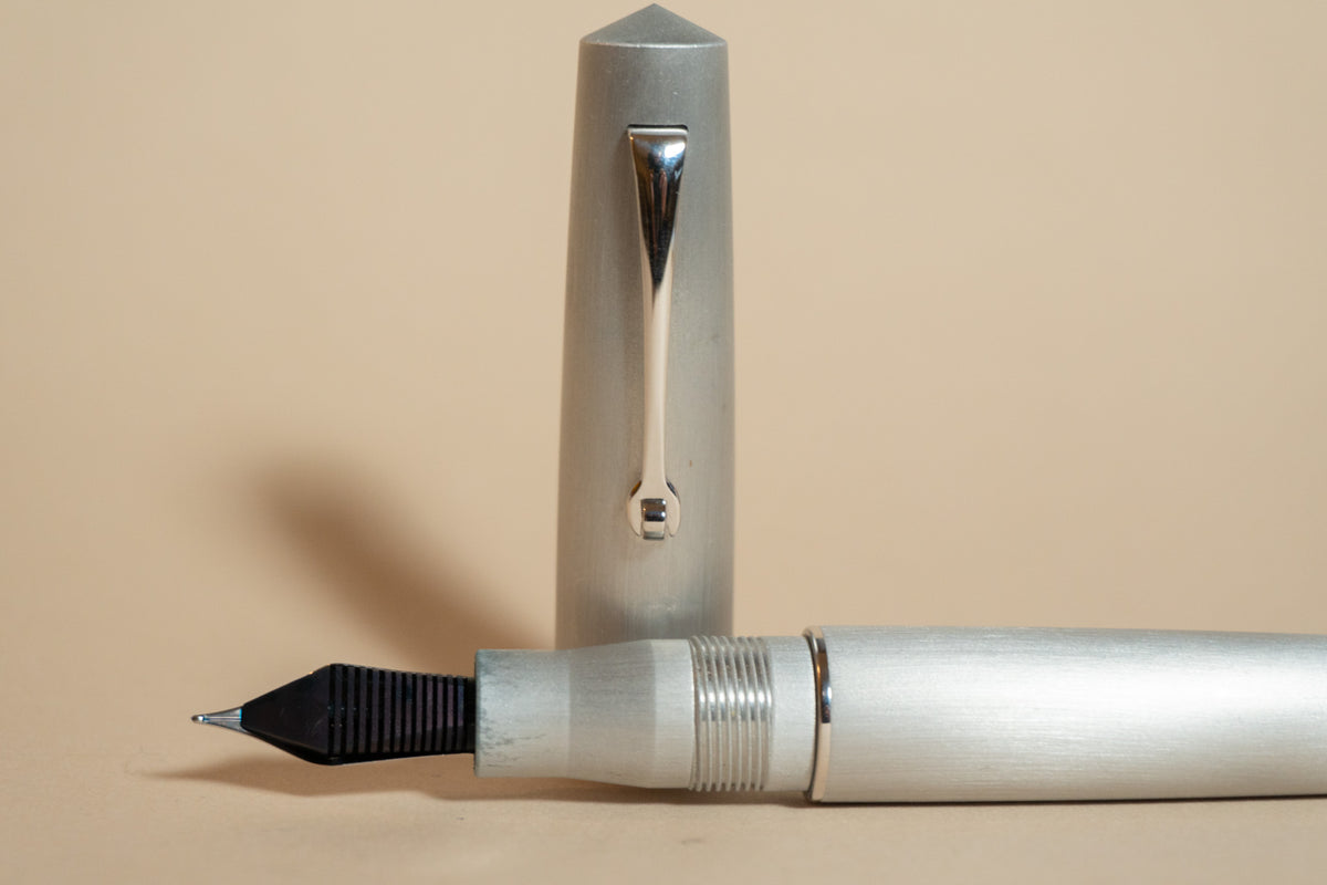 Pre-Owned Leonardo Momento Zero Alumina Fountain Pen - Fine