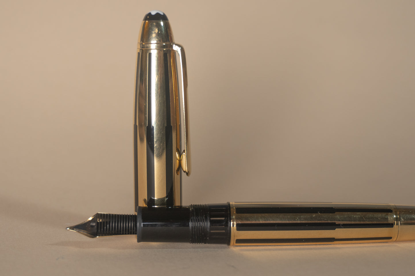 Pre-Owned Montblanc Meisterstück Solitaire Gold & Black Fountain Pen - Medium