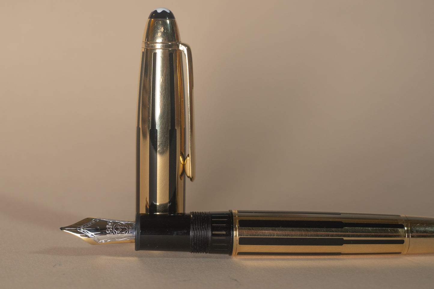 Pre-Owned Montblanc Meisterstück Solitaire Gold & Black Fountain Pen - Medium