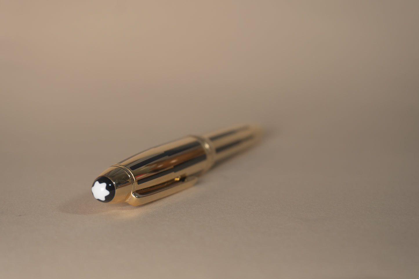 Pre-Owned Montblanc Meisterstück Solitaire Gold & Black Fountain Pen - Medium