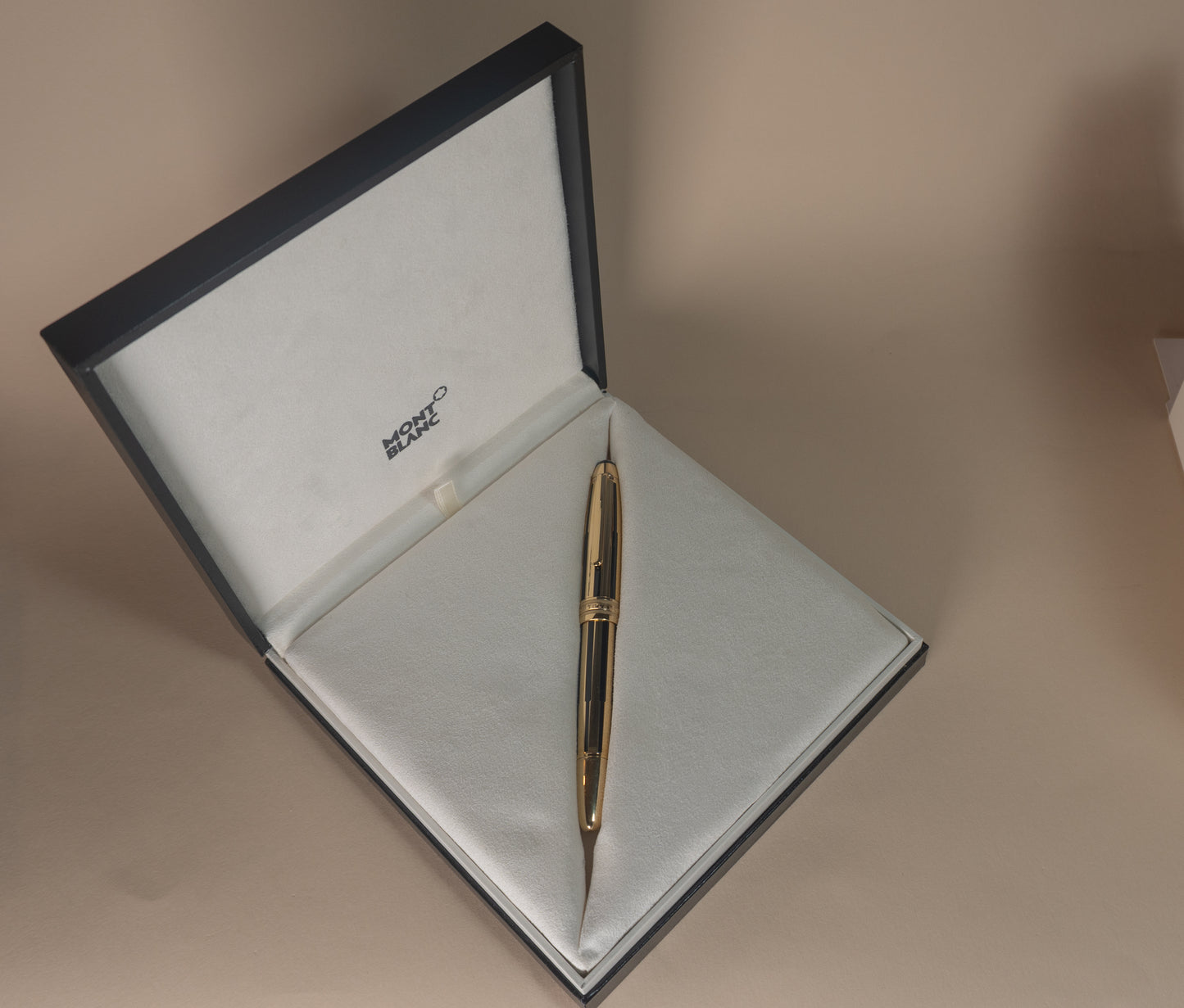 Pre-Owned Montblanc Meisterstück Solitaire Gold & Black Fountain Pen - Medium