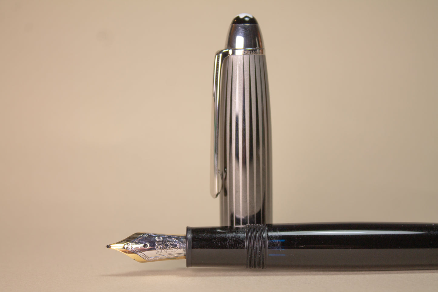 Pre-Owned Montblanc Meisterstück Solitaire Doue Black and White Fountain Pen