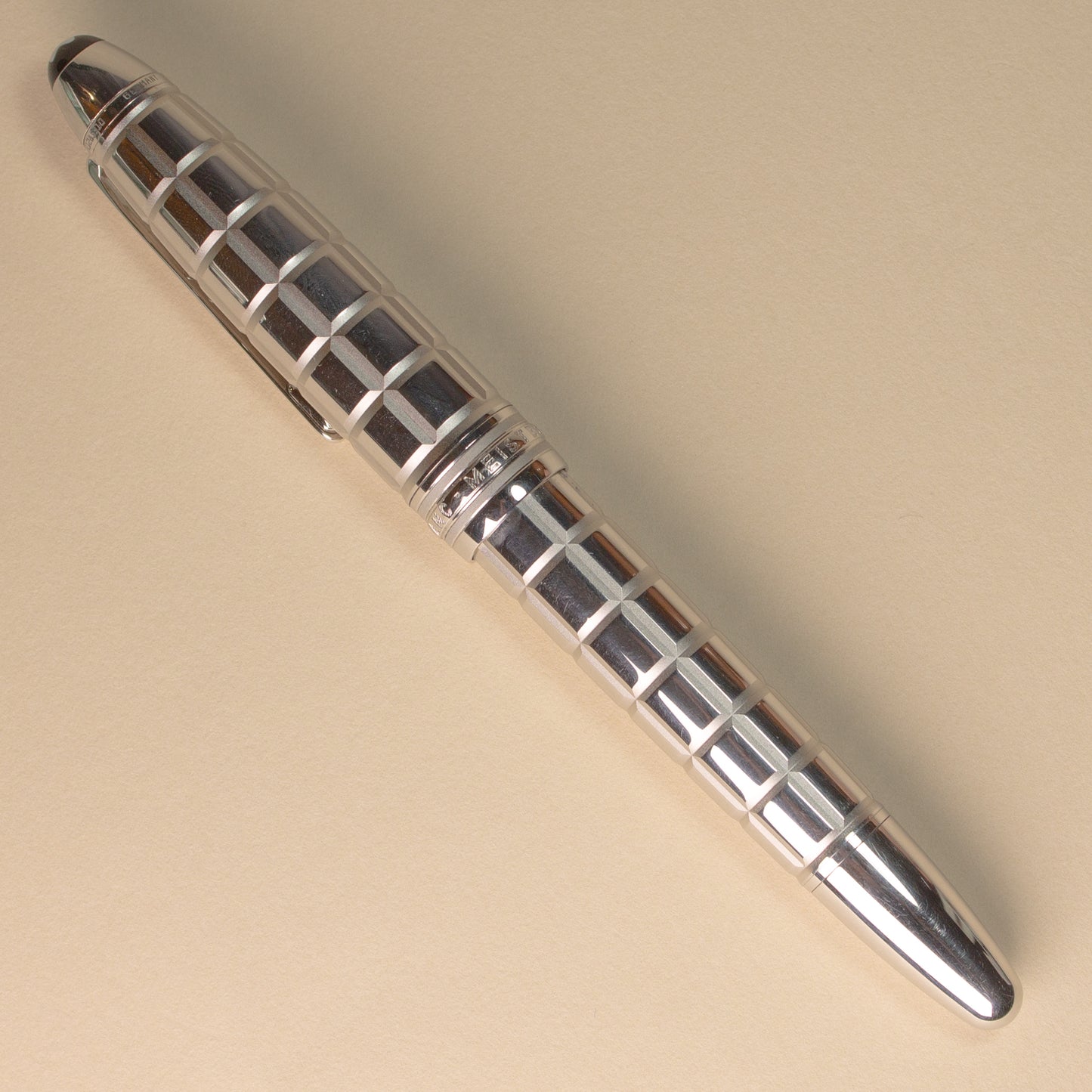 Pre-Owned Montblanc Meisterstück Solitaire Platinum Plated Facet LeGrand Fountain Pen