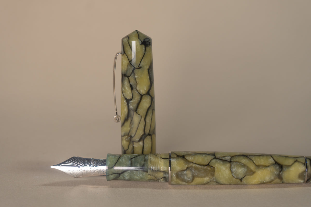 Pre-Owned Leonardo Momento Zero Grande Pearl Green Celluloid Fountain Pen - Medium