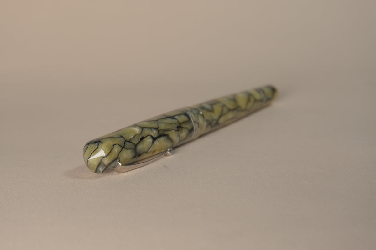Pre-Owned Leonardo Momento Zero Grande Pearl Green Celluloid Fountain Pen - Medium
