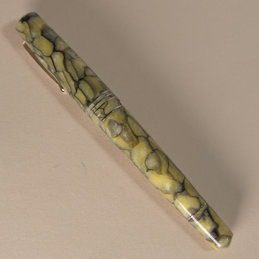 Pre-Owned Leonardo Momento Zero Grande Pearl Green Celluloid Fountain Pen - Medium