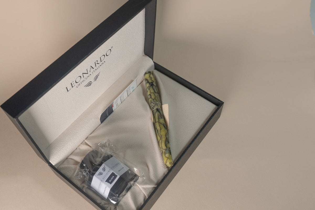 Pre-Owned Leonardo Momento Zero Grande Pearl Green Celluloid Fountain Pen - Medium