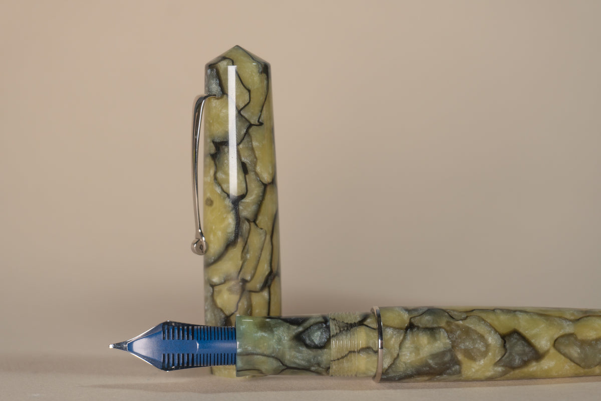 Pre-Owned Leonardo Momento Zero Grande Pearl Green Celluloid Fountain Pen - Medium