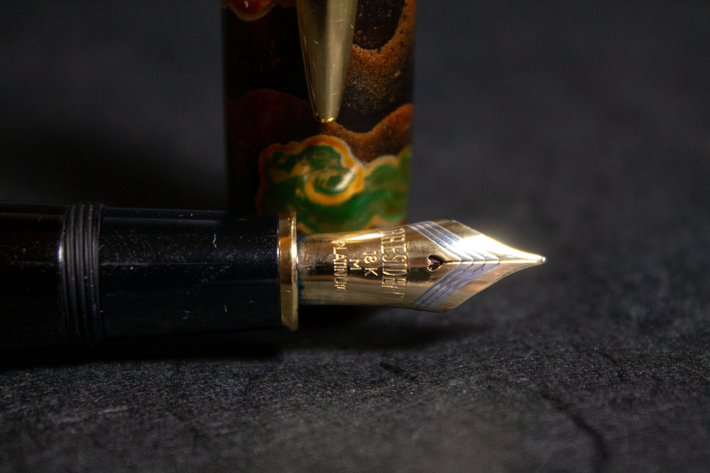 Pre-Owned Platinum Izumo Yakumo Byakudan Maki-e Fountain Pen - Medium