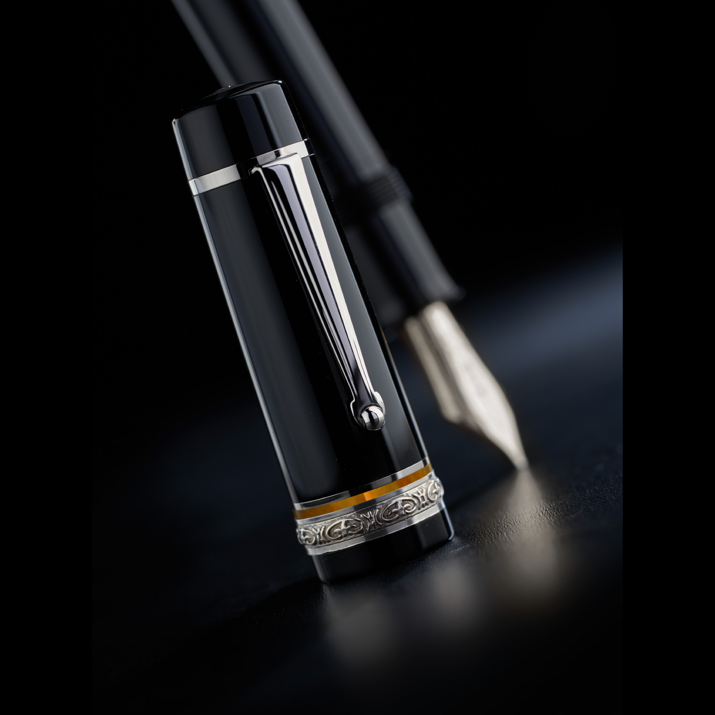 Delta DV Original Magnifica Oversize Fountain Pen - Orange