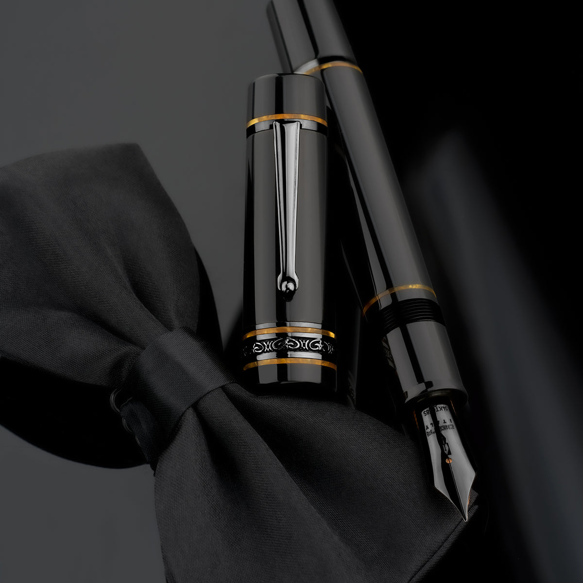 Delta DV 2.0 Oversize Fountain Pen - Soiree (14K Nib)