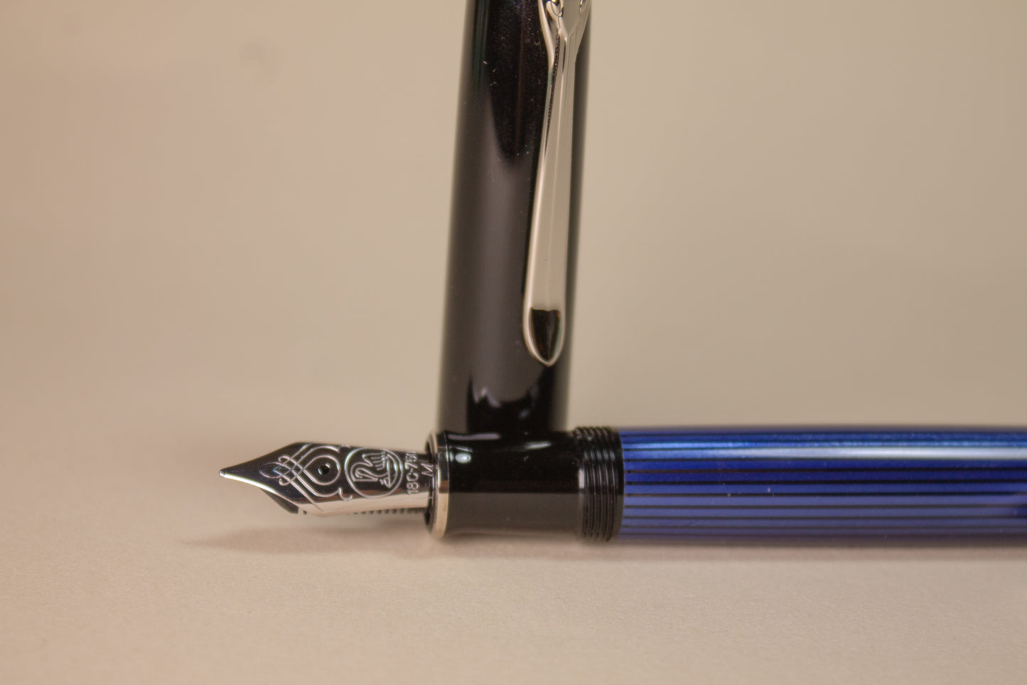 Pre-Owned Pelikan M800 Blue Fountain Pen - Medium